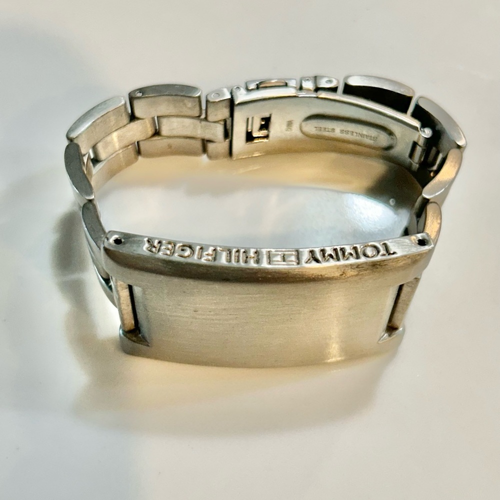 Tommy Hilfiger Unisex Bracelet
Stainless Steel Watchband Look - Picture 9 of 16